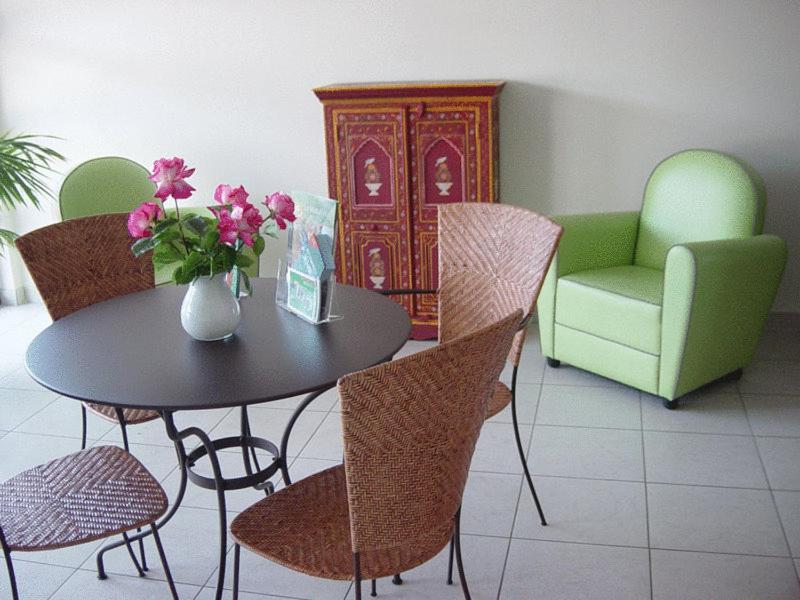 Home Du Buisson Hotel Des Familles Isle Екстериор снимка
